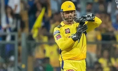 ഈഡൻ ഗാർഡൻസിൽ ‘ധോണി റിവ്യൂ സിസ്റ്റ’വുമായി ചെന്നൈ നായകൻ; ആഘോഷിച്ച് ട്വിറ്ററാറ്റി