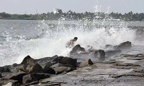 കേരള തീരത്ത് ഉയർന്ന തിരമാലക്കും കടലാക്രമണത്തിനും സാധ്യത