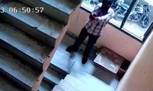 ഫ്ലാറ്റിനുള്ളിലേക്ക് വെടിയുതിർത്ത് മുഖംമൂടിധാരികൾ- വിഡിയോ