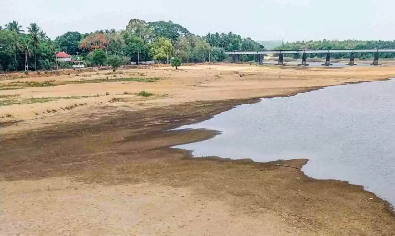 ഷൊ​ർ​ണൂ​രി​ൽ ത​ട​യ​ണ​യും വ​ര​ളു​ന്നു