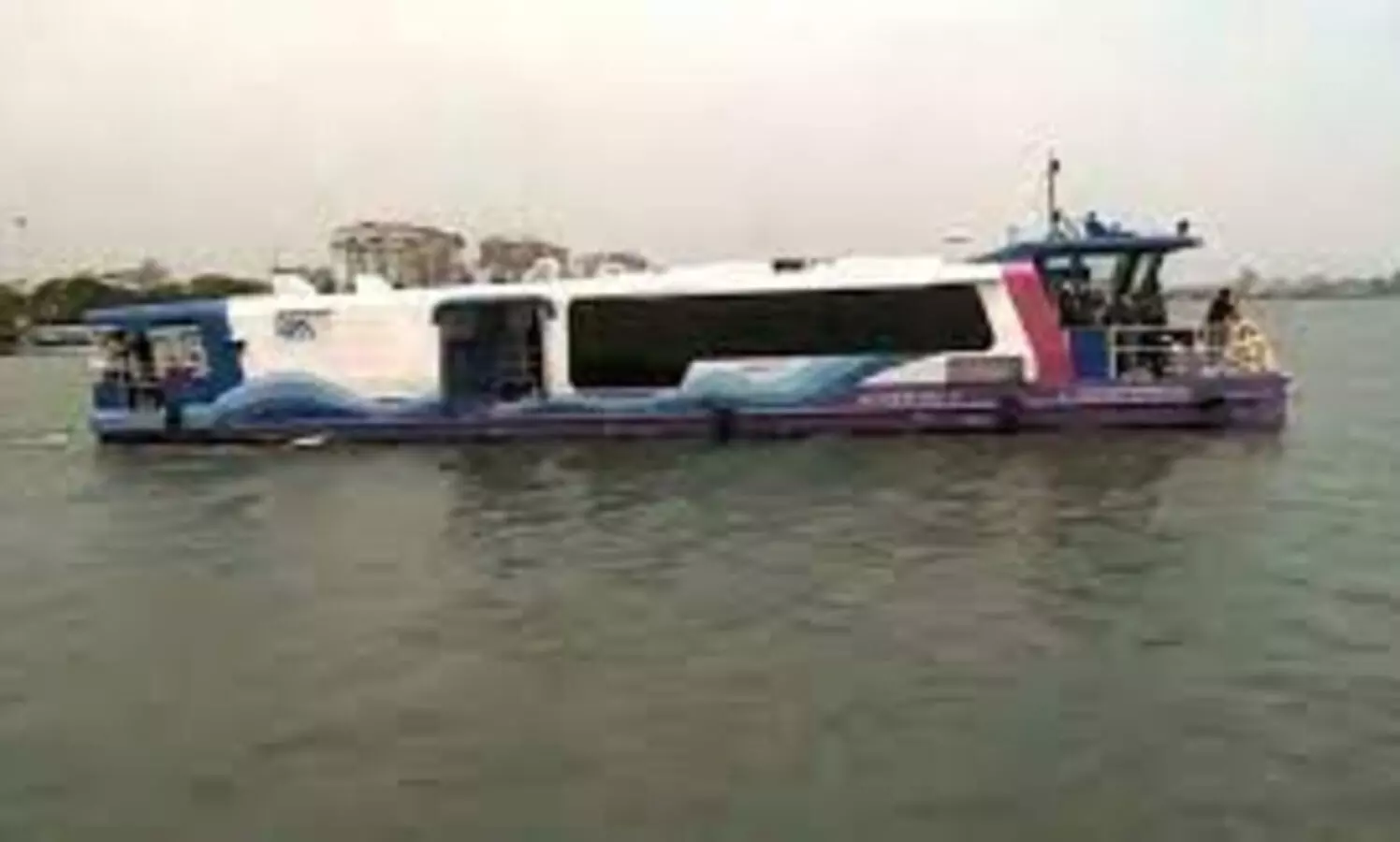 രാജ്യത്തെ ആദ്യ ജലമെട്രോ സർവീസ് തുടങ്ങി, ആദ്യഘട്ടത്തില്‍ സജ്ജമായത് നാല് ടെര്‍മിനലുകള്‍