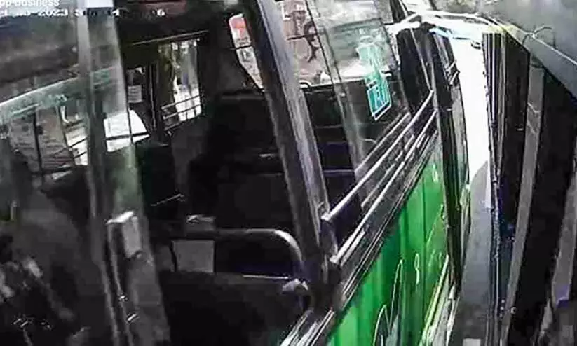 സിറ്റി ബസിന്റെ മരണപ്പാച്ചിൽ; മോട്ടോർ വാഹന വകുപ്പ് കേസെടുത്തു സിറ്റി ബസിന്റെ മരണപ്പാച്ചിൽ; മോട്ടോർ വാഹന വകുപ്പ് കേസെടുത്തു