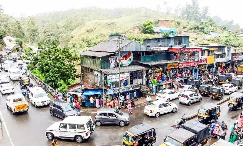 മൂന്നാറിൽ സഞ്ചാരികളുടെ തിരക്ക്