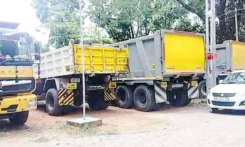 മണ്ണെടുപ്പിനെച്ചൊല്ലി സംഘർഷം; നാ​ലു ടി​പ്പ​റും ഹി​റ്റാ​ച്ചി​യും  ക​സ്റ്റ​ഡി​യി​ൽ