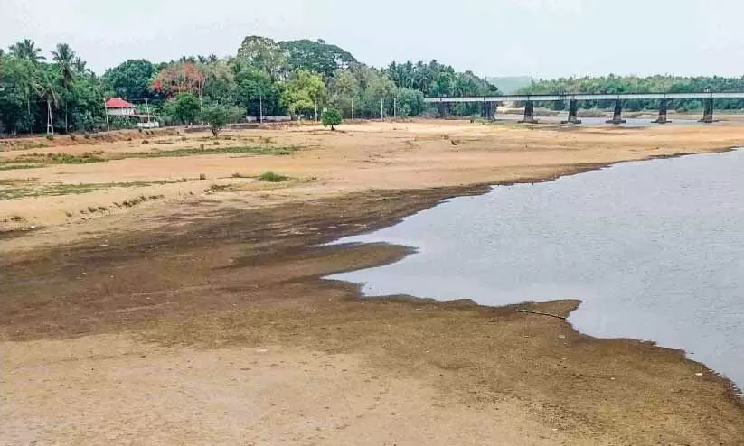 ഷൊർണൂരിൽ തടയണയും വരളുന്നു ഷൊർണൂരിൽ തടയണയും വരളുന്നു