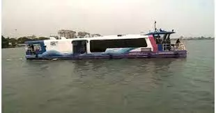 രാജ്യത്തെ ആദ്യ ജലമെട്രോ സർവീസ് തുടങ്ങി, ആദ്യഘട്ടത്തില് സജ്ജമായത് നാല് ടെര്മിനലുകള് രാജ്യത്തെ ആദ്യ ജലമെട്രോ സർവീസ് തുടങ്ങി, ആദ്യഘട്ടത്തില് സജ്ജമായത് നാല് ടെര്മിനലുകള്