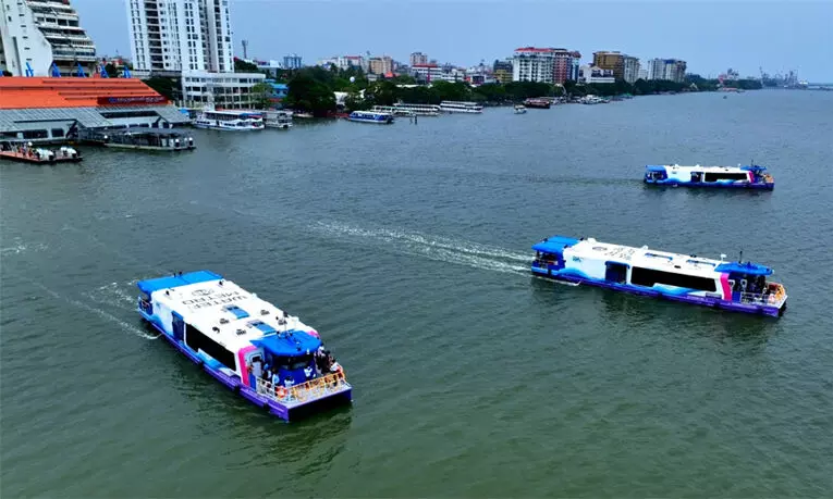 കൊല്ലവും നീലേശ്വരവും അഴീക്കലും കൊച്ചിക്കായലിൽ കുതിച്ചു