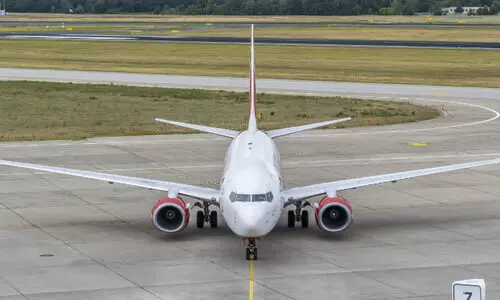 ലണ്ടനിൽ വനിത ഫുട്ബാൾ താരങ്ങളുമായി പുറ​​പ്പെട്ട വിമാനത്തിൽ പറന്നുയരുന്നതിന് തൊട്ടുമുമ്പ് പക്ഷിയിടിച്ചു; പൊട്ടിത്തെറി