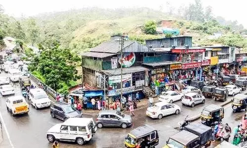 മൂന്നാറിൽ സഞ്ചാരികളുടെ തിരക്ക് മൂന്നാറിൽ സഞ്ചാരികളുടെ തിരക്ക്