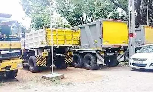 മണ്ണെടുപ്പിനെച്ചൊല്ലി സംഘർഷം; നാ​ലു ടി​പ്പ​റും ഹി​റ്റാ​ച്ചി​യും  ക​സ്റ്റ​ഡി​യി​ൽ