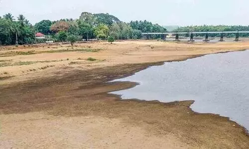 ഷൊ​ർ​ണൂ​രി​ൽ ത​ട​യ​ണ​യും വ​ര​ളു​ന്നു