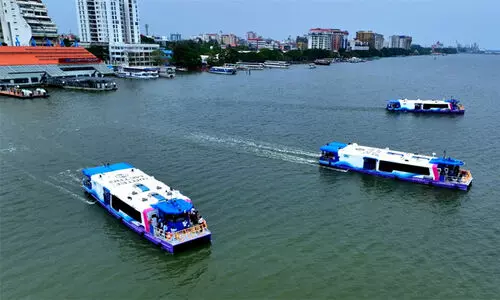 കൊല്ലവും നീലേശ്വരവും അഴീക്കലും കൊച്ചിക്കായലിൽ കുതിച്ചു