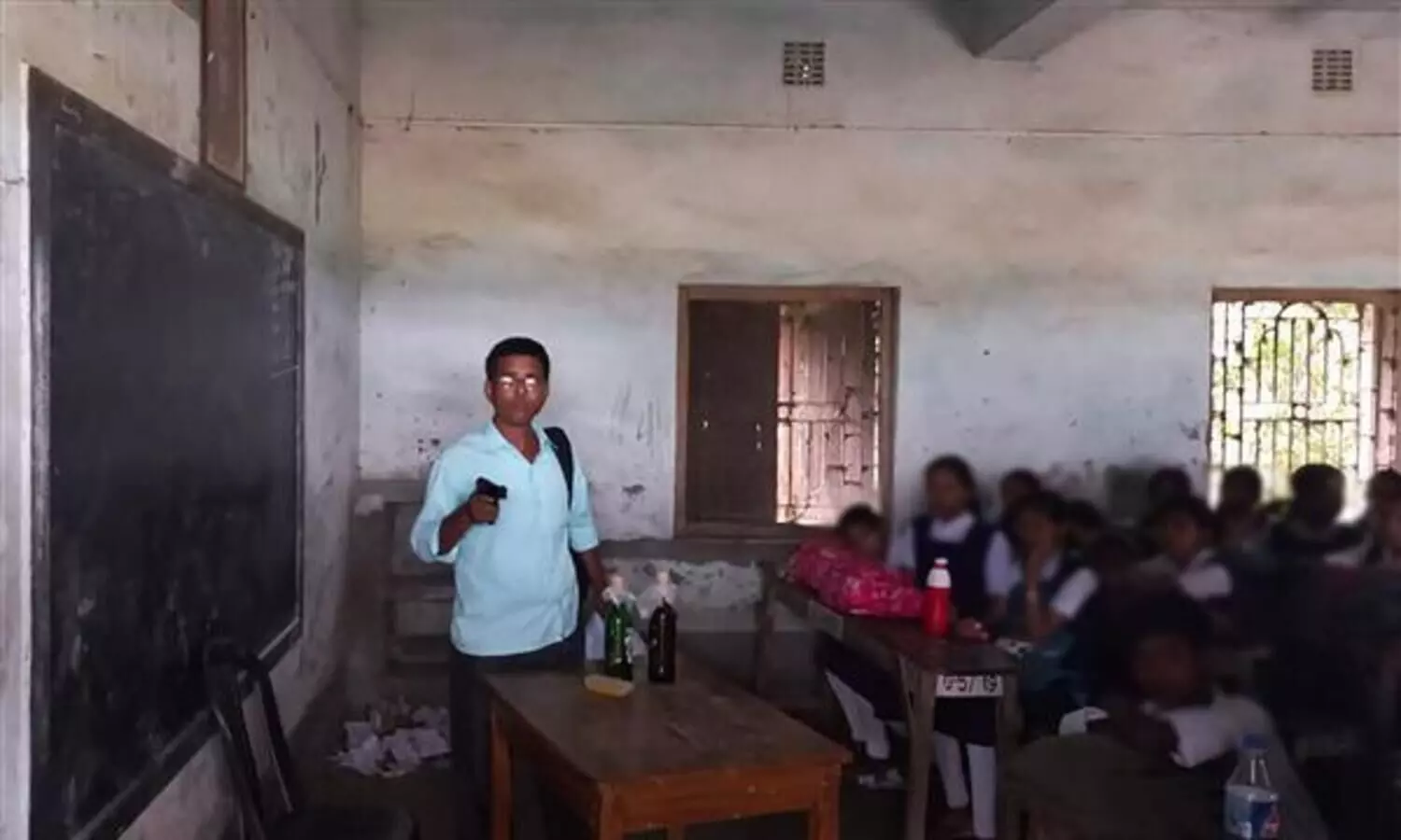 നിറയെ വിദ്യാർഥികളുള്ള ക്ലാസ് മുറിയിൽ ഭീതിവിതച്ച് തോക്കുധാരി; ഞെട്ടൽ മാറാതെ പശ്ചിമ ബംഗാൾ