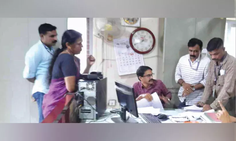 ലൈഫ് പദ്ധതി അട്ടിമറി ആരോപണം; ചോക്കാട് പഞ്ചായത്ത് ഓഫിസിൽ വിജിലൻസ് പരിശോധന