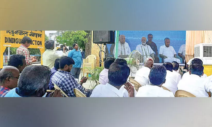 പാലക്കാട്-പൊള്ളാച്ചി-ദിണ്ടിഗൽ വൈദ്യുതീകരണം പ്രതീക്ഷയോടെ യാത്രക്കാർ പാലക്കാട്-പൊള്ളാച്ചി-ദിണ്ടിഗൽ വൈദ്യുതീകരണം പ്രതീക്ഷയോടെ യാത്രക്കാർ