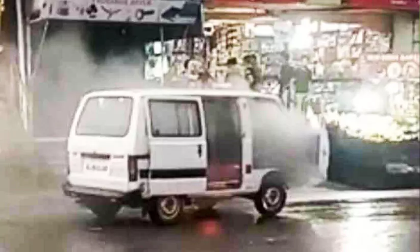 പ​ത്തി​രി​പ്പാ​ല​യി​ൽ ഓ​ടു​ന്ന വാൻ ക​ത്തി