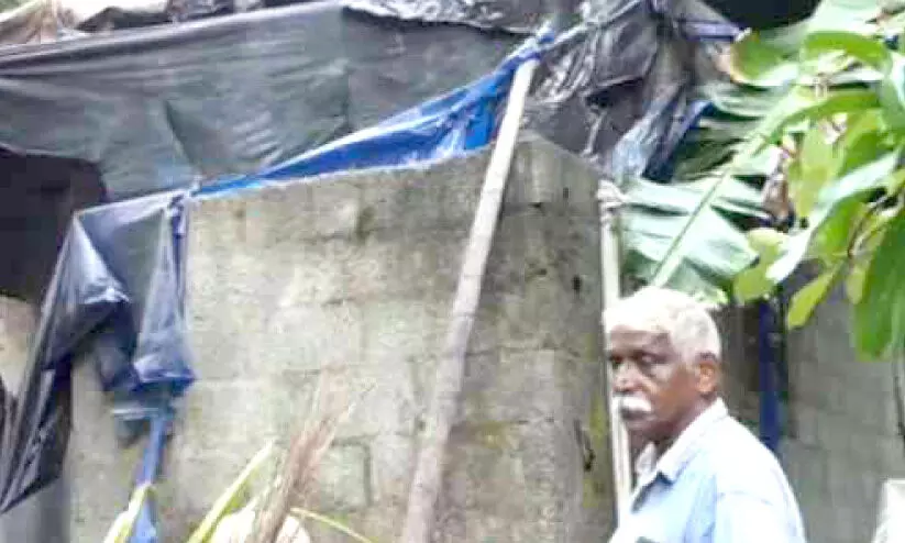 കാറ്റിൽ വീട് തകർന്നു