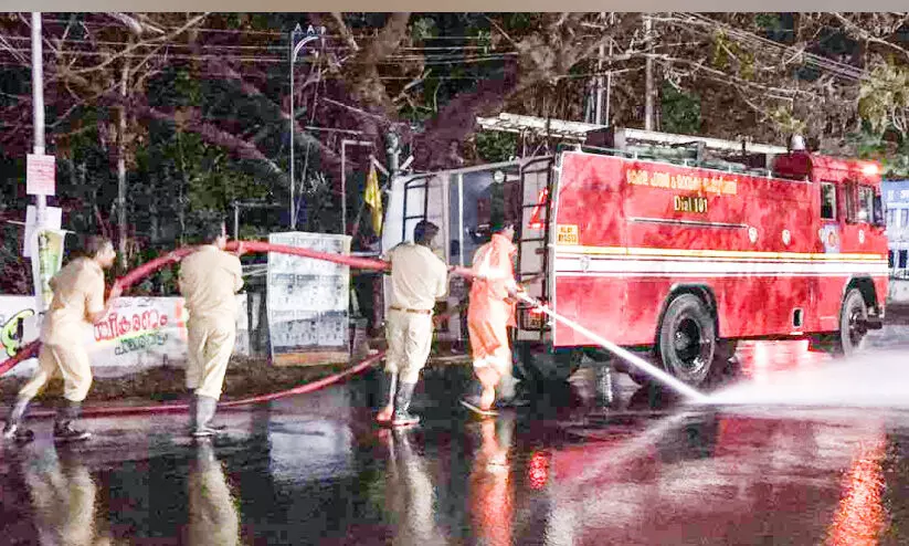 റോഡിൽ ഓയിൽ വീണ് അപകടം റോഡിൽ ഓയിൽ വീണ് അപകടം