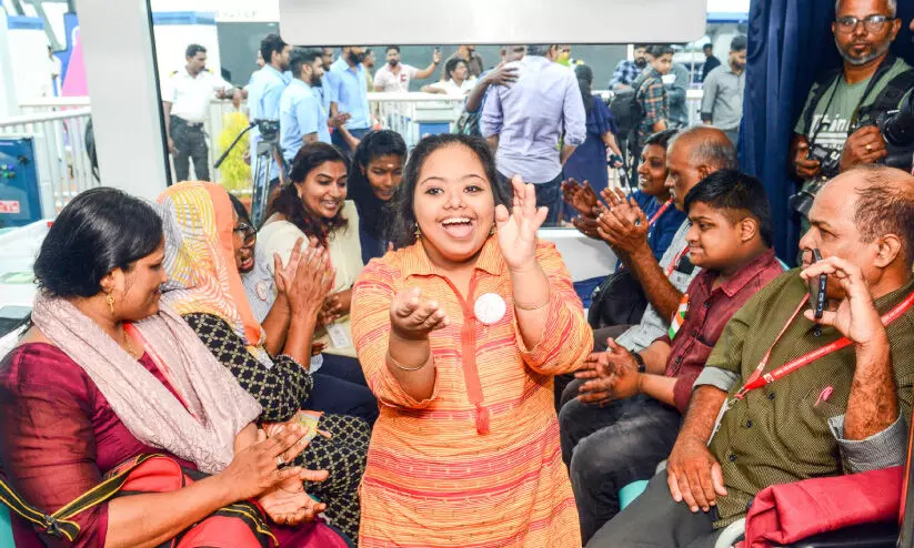 ചരിത്ര മുഹൂർത്തത്തിൽ അവർ ആദ്യയാത്ര ആഘോഷമാക്കി