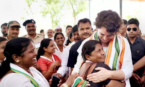 കെ.ആർ നഗറിൽ ആവേശമായി; പ്രിയങ്ക ഗാന്ധിയുടെ റോഡ് ഷോ