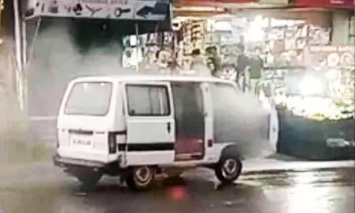 പ​ത്തി​രി​പ്പാ​ല​യി​ൽ ഓ​ടു​ന്ന വാൻ ക​ത്തി