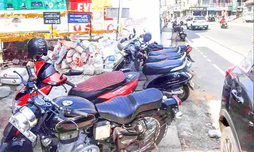 നടപ്പാതയും കാൽ നടക്കാർക്ക്​ അന്യം