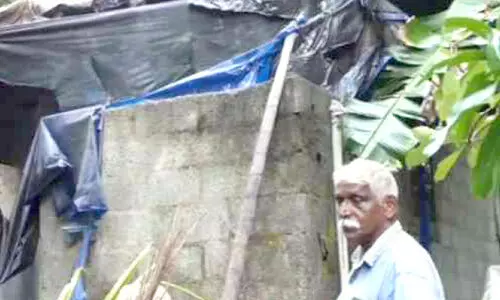 കാറ്റിൽ വീട് തകർന്നു