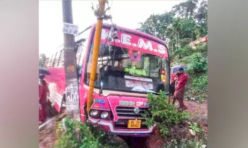 മഴയില്‍ ബസ് ഓടയിലേക്ക് തെന്നിമാറി