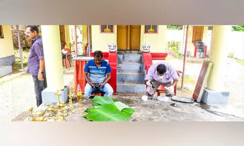 ശ്രീകോവിൽ തുറന്ന്​ സ്വർണമാലയും ലോക്കറ്റും കവർന്നു