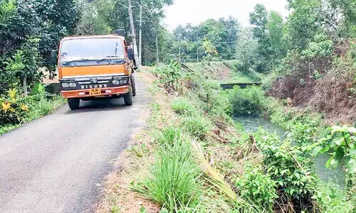 ക്രാഷ് ബാരിയർ സ്ഥാപിക്കാൻ നടപടിയില്ല അപകട ഭീതിയിൽ കെ.ഐ.പി കനാൽ പാതകൾ ക്രാഷ് ബാരിയർ സ്ഥാപിക്കാൻ നടപടിയില്ല അപകട ഭീതിയിൽ കെ.ഐ.പി കനാൽ പാതകൾ