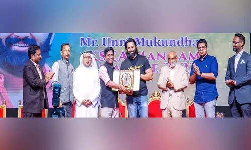 മ​ന്നം അ​വാ​ർ​ഡ് ഉ​ണ്ണി മു​കു​ന്ദ​ന് സ​മ്മാ​നി​ച്ചു
