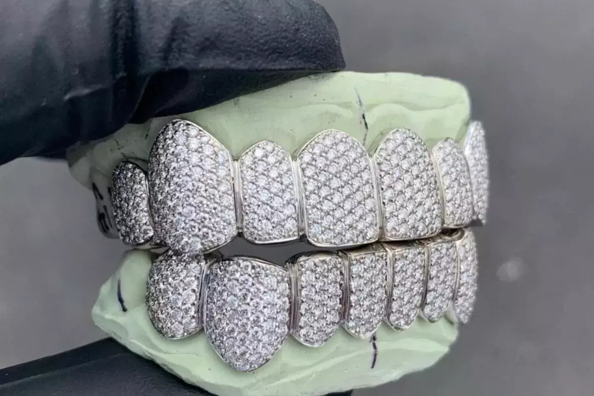 രത്നം കൊണ്ടുള്ള പല്ല് നിർമ്മിച്ച് ഗുജറാത്ത് ജ്വല്ലറി; വില 40 ലക്ഷം രൂപ