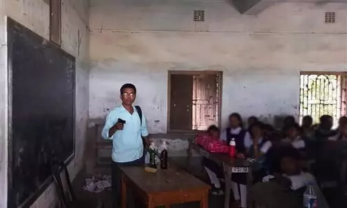 നിറയെ വിദ്യാർഥികളുള്ള ക്ലാസ് മുറിയിൽ ഭീതിവിതച്ച് തോക്കുധാരി; ഞെട്ടൽ മാറാതെ പശ്ചിമ ബംഗാൾ
