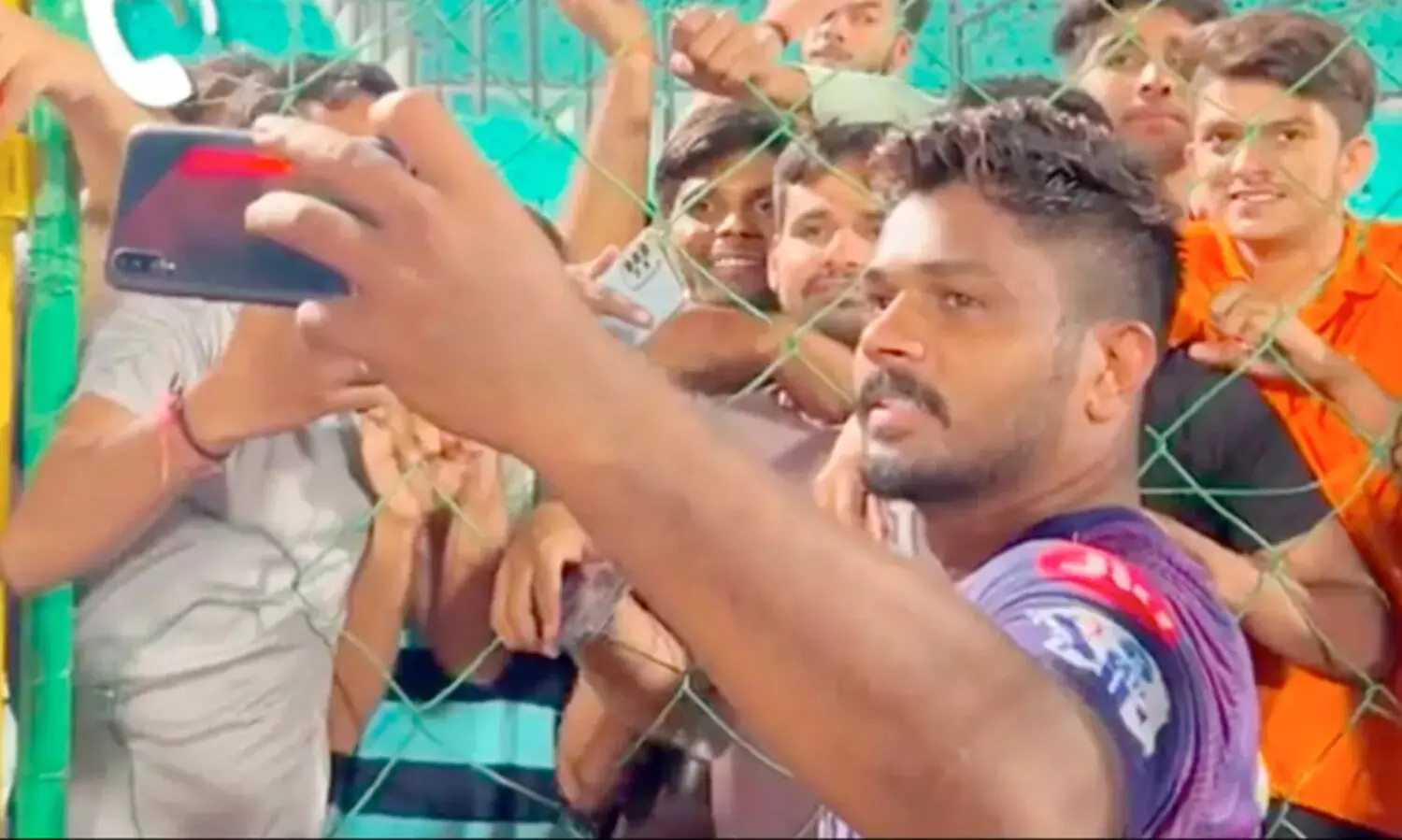 സെൽഫി എടുത്തുകൊടുക്കുന്നതിനിടെ ഫോണിലേക്ക് കോൾ; ആരാധകന്‍റെ മനസ്സ് കീഴടക്കി സഞ്ജു സാംസൺ -വിഡിയോ