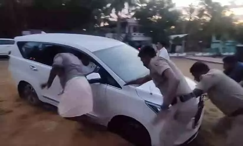 ചിന്തയുടെ ഇന്നോവ ക്രിസ്റ്റ മണ്ണിൽ താഴ്ന്നു; പുറത്തെടുത്ത് മന്ത്രി സജി ചെറിയാൻ- വിഡിയോ