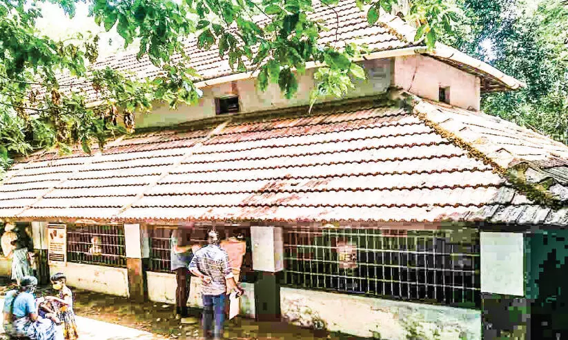 കോട്ടായി സർക്കാർ ആശുപത്രി തകർച്ചയുടെ വക്കിൽ കാ​റ്റ​ടി​ച്ചാ​ൽ