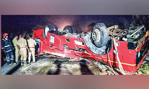 അഗ്നിരക്ഷ വാഹനം മറിഞ്ഞ് ഏഴുപേർക്ക് പരിക്ക്