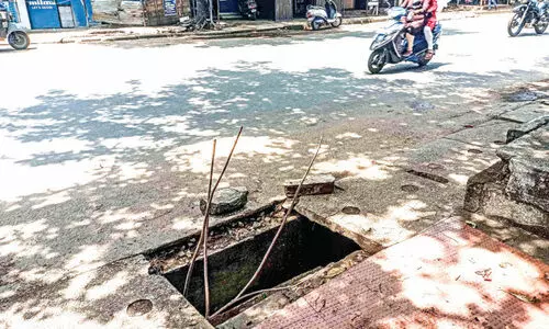 സ്ലാബ് തകർന്നു; യാത്രക്കാർ ദുരിതത്തിൽ