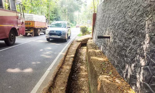 ഏ​റ്റു​മാ​നൂ​ർ -പൂ​ഞ്ഞാ​ർ സം​സ്ഥാ​ന പാത റോഡ് സുരക്ഷ പ്രവൃത്തികൾ ഇഴയുന്നു