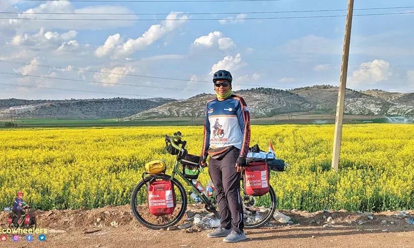 സൈ​ക്കി​ളു​മാ​യി  ഫാ​യി​സ് ഇ​റാ​നി​ൽ