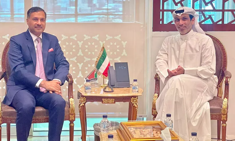 ഇന്ത്യൻ അംബാസഡർ കുവൈത്ത് മന്ത്രിയുമായി കൂടിക്കാഴ്ച നടത്തി ഇന്ത്യൻ അംബാസഡർ കുവൈത്ത് മന്ത്രിയുമായി കൂടിക്കാഴ്ച നടത്തി