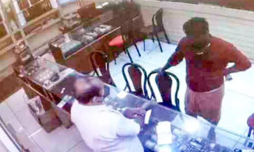 ഉടമയെ കബളിപ്പിച്ച് ജ്വല്ലറിയിൽനിന്ന്​ മൂന്നു പവൻ മോഷ്ടിച്ചു