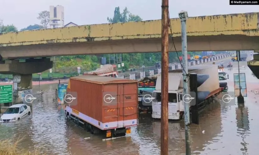 മാലിന്യം നിറഞ്ഞ് ഓടകൾ അടഞ്ഞു; മഴയിൽ വല്ലാർപാടം പാതയുടെ കളമശ്ശേരി കവാടത്തിൽ വെള്ളക്കെട്ട്, വാഹനങ്ങൾ കുടുങ്ങി