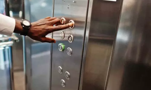 ആളെ കുടുക്കി തിരുവല്ല റവന്യൂ ടവർ ലിഫ്റ്റ് ആളെ കുടുക്കി തിരുവല്ല റവന്യൂ ടവർ ലിഫ്റ്റ്