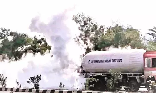 വാതക ടാങ്കർ അപകടത്തിൽ​പെട്ടു; വീടുകളിൽനിന്ന് ആളുകളെ ഒഴിപ്പിച്ചു