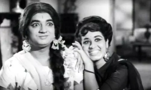 പൗ​​ർ​​ണ​​മി​​ച​​ന്ദ്രി​​ക തൊ​​ട്ടു​വി​​ളി​​ച്ചു പ​​ത്മ​രാ​​ഗം പു​​ഞ്ചി​​രി​​ച്ചു