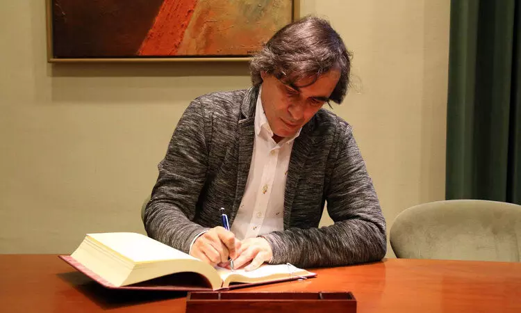 ഭ്ര​മാ​ത്മ​ക​ത​ക​ളും സ്വ​പ്ന​ങ്ങ​ളും