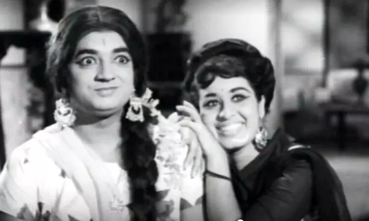 പൗ​​ർ​​ണ​​മി​​ച​​ന്ദ്രി​​ക തൊ​​ട്ടു​വി​​ളി​​ച്ചു പ​​ത്മ​രാ​​ഗം പു​​ഞ്ചി​​രി​​ച്ചു