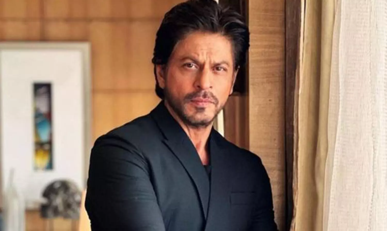 Shah Rukh Khan gets mobbed by unruly fans at Srinagar airport