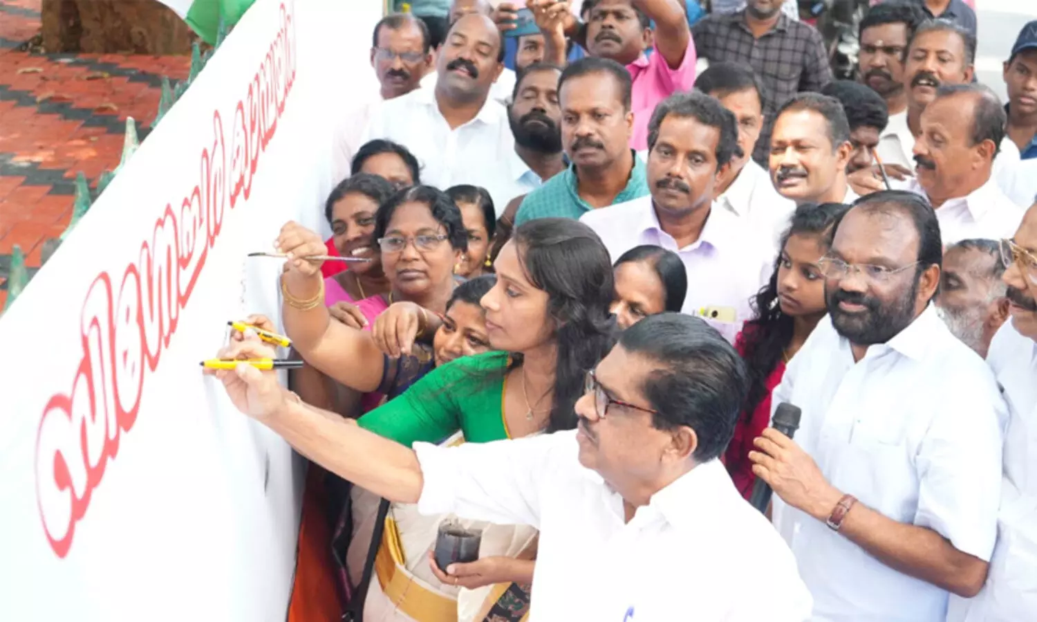 ഭരണകൂടങ്ങൾ പൊതുമേഖലയെ അവഗണിക്കുന്നതിലൂടെ രാജ്യപുരോഗതിയെ തടസപ്പെടുത്തുകയാണെന്ന് വി.എം സുധീരൻ